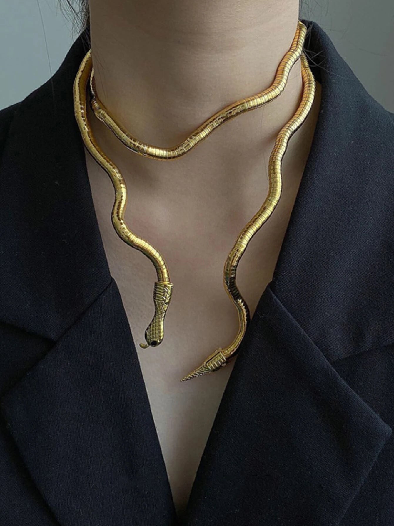 1pc Dark Earth Cool Open Casual Shape Snake Design Sense Unique Premium Necklace Collar shein