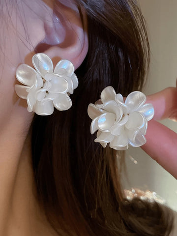 Flower Design Stud Earrings shein