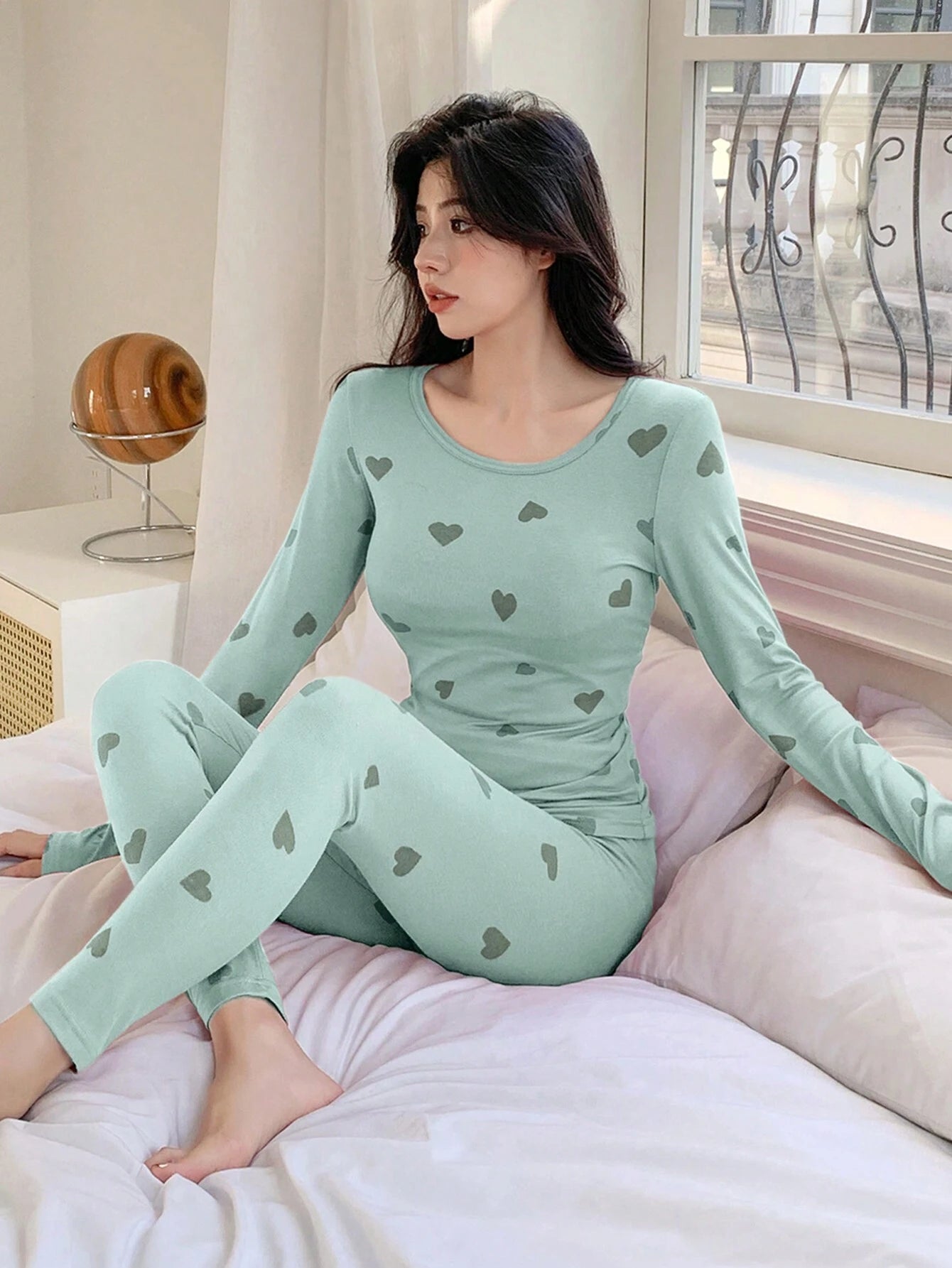 DAZY Women's Heart-Shaped Slim Fit Round Neck Long Sleeve Tee And Pants Comfortable Pajama Set shein