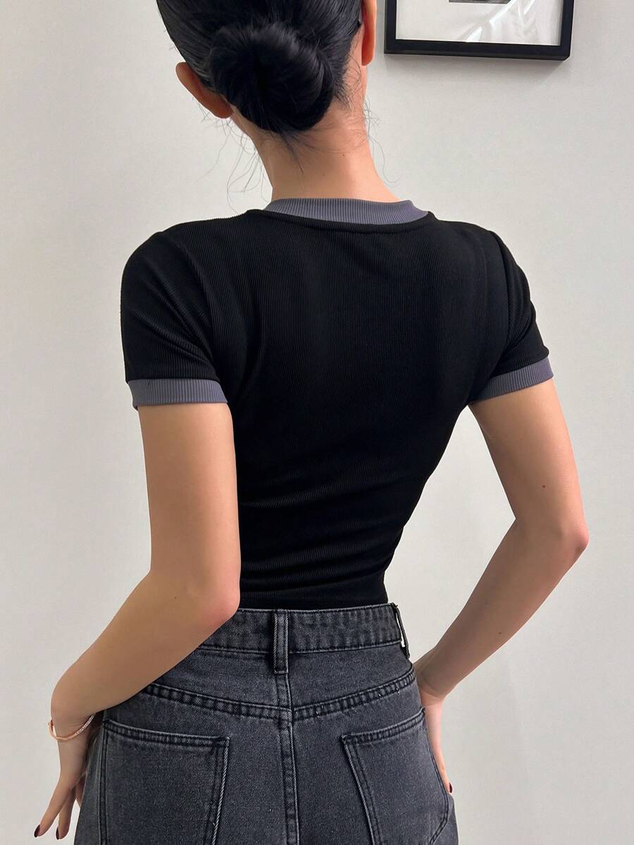 Women Asymmetric Contrast Trim Letter Graphic Short Sleeve T-Shirt shein