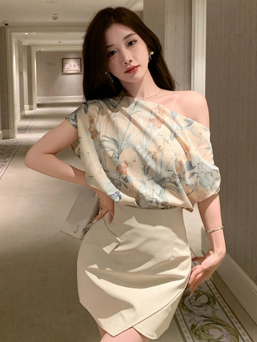 Women's Loose-Fit Blouse With All-Over Floral Print