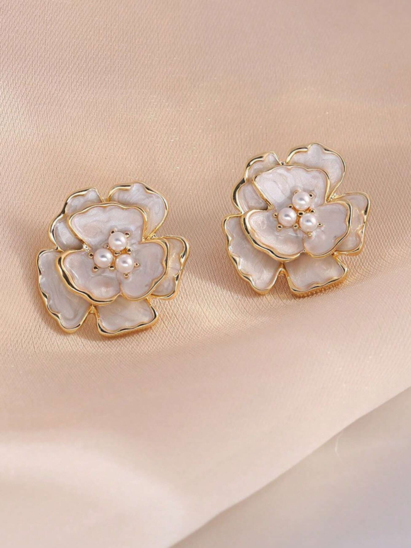 Flower Design Stud Earrings shein