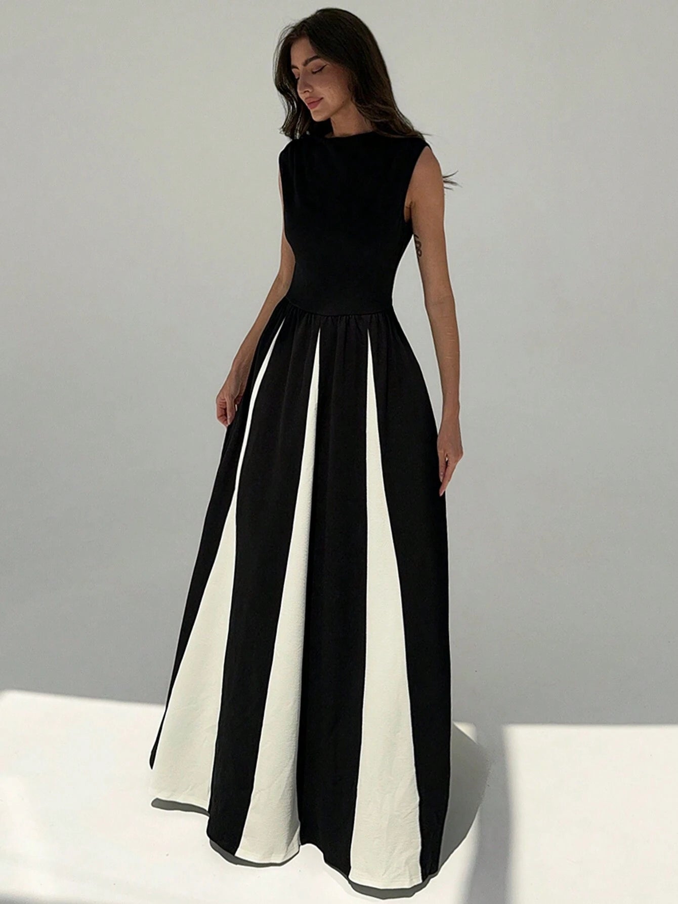 Aloruh Elegant Round-Neck Sleeveless Black And White Contrast Color A-Line Dress With Slim Waist shein