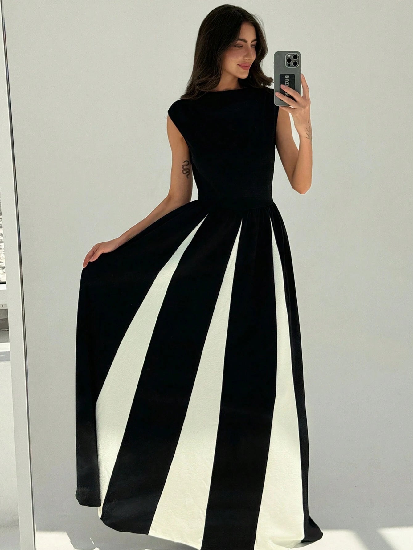 Aloruh Elegant Round-Neck Sleeveless Black And White Contrast Color A-Line Dress With Slim Waist shein