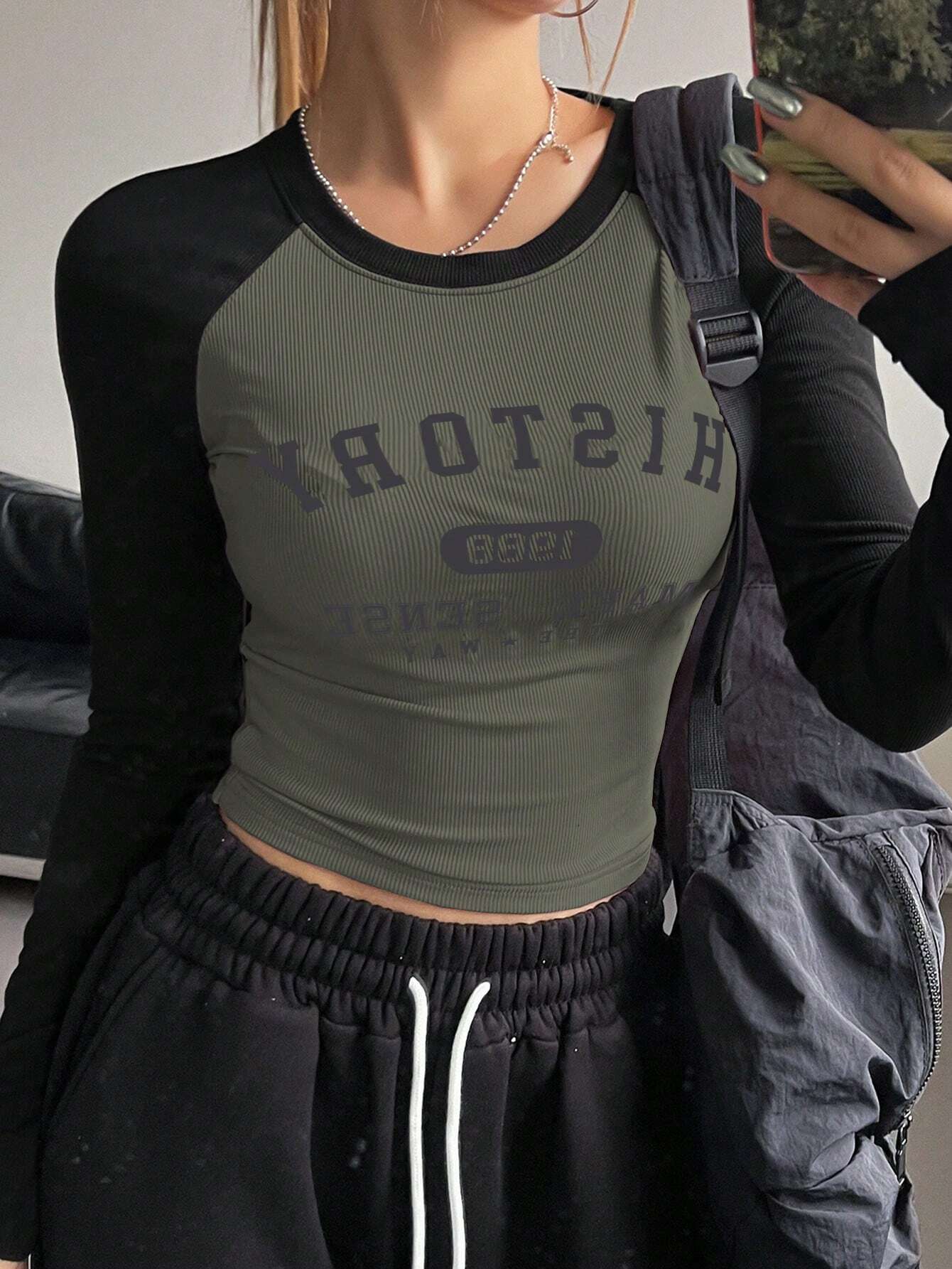 DAZY Color Block Raglan Sleeve Letter Print Round Neck Slim Fit Long Sleeve Women's T-Shirt shein