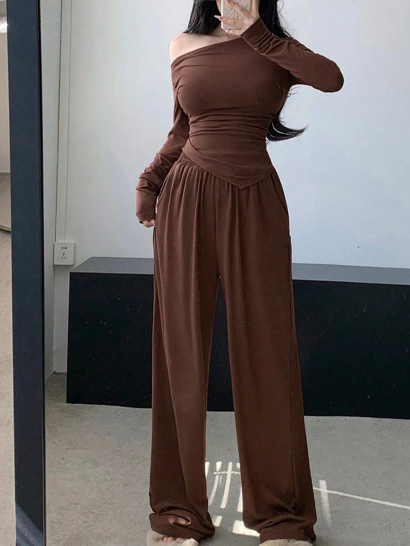 DAZY Women's Irregular Shoulder Ruched T-Shirt And Wide-Leg Pants Set shein