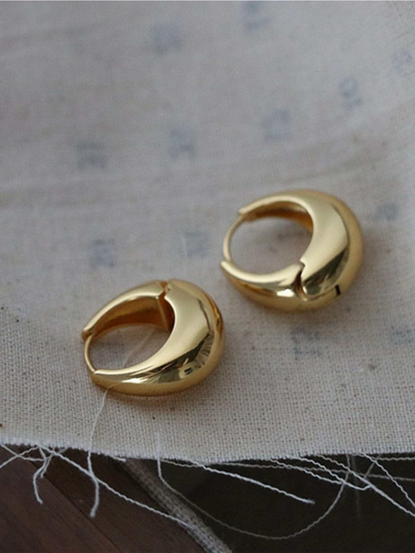 1pair Elegant Ellipse Shaped Hollow Out Teardrop Stud Earrings shein