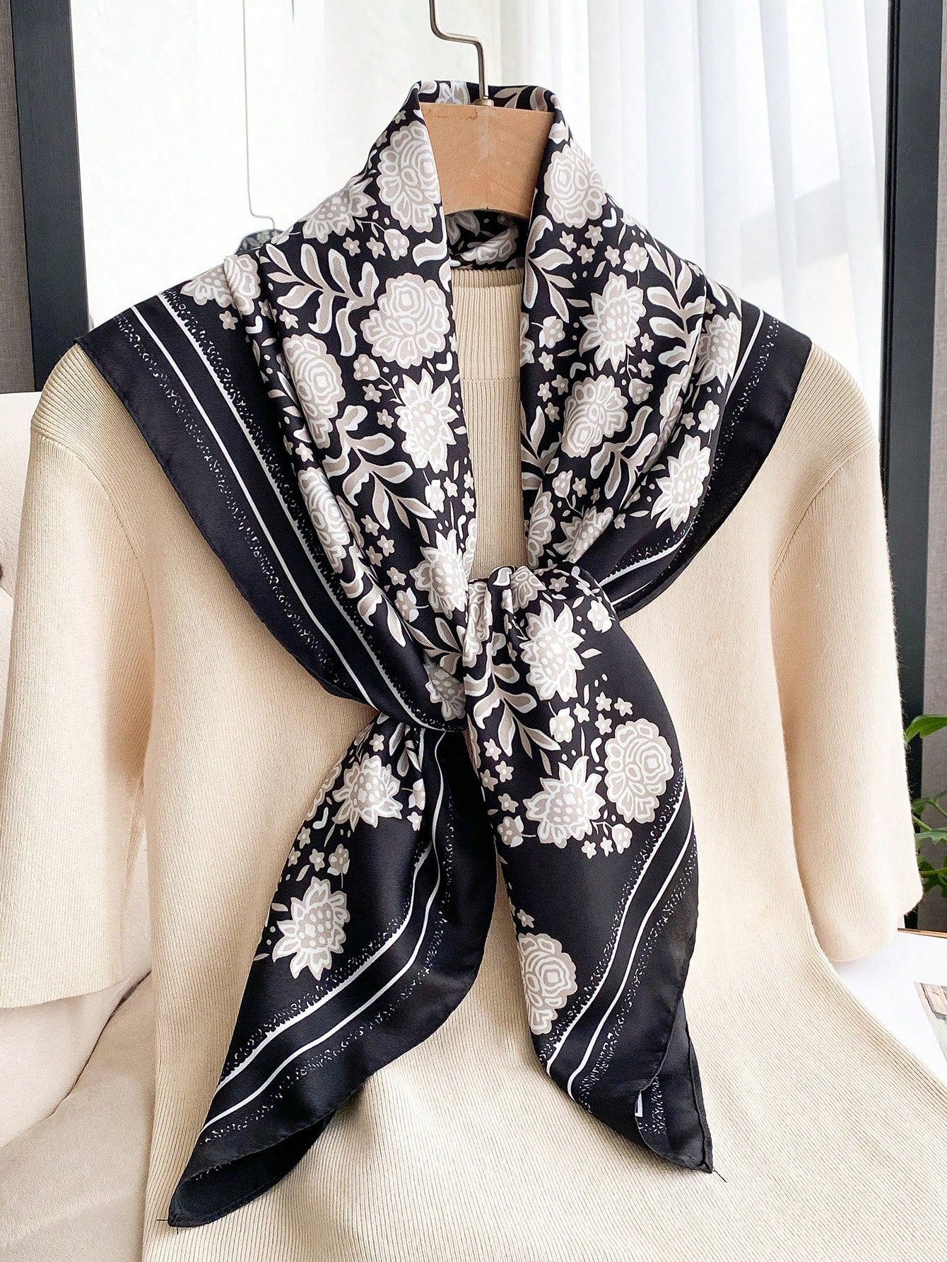 1pc Women's 90D Twill Elegant Minimalist Printed Scarf shein