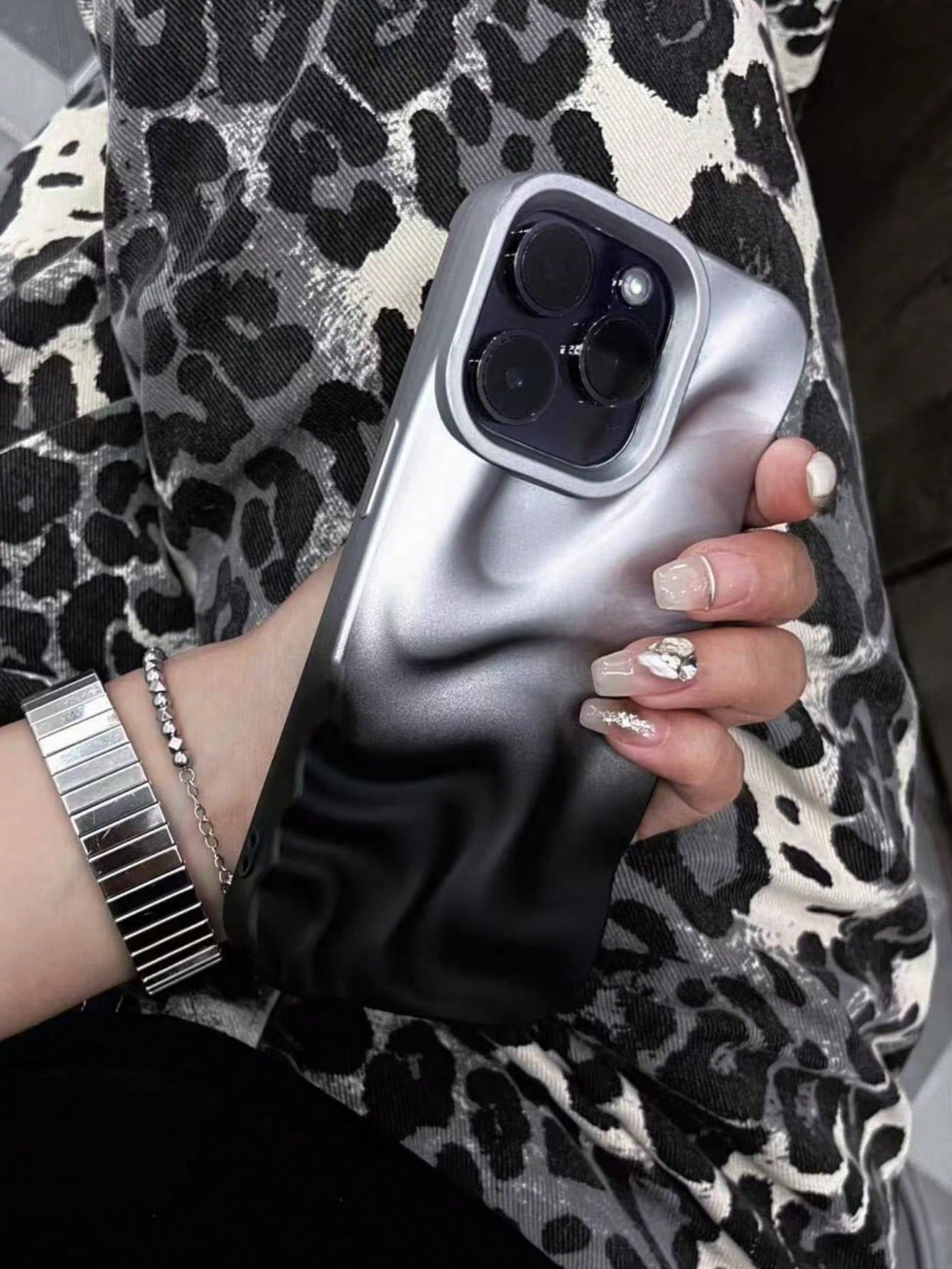 Apple 1pc Y2K Style Silicone Matte 3D Asymmetrical Water Wave Textured Minimalist Solid Color Shockproof Phone Case