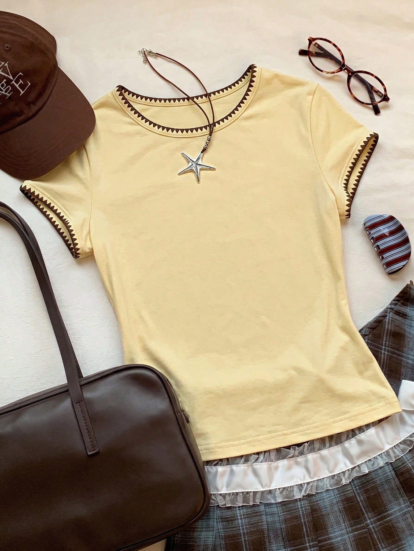 Women's Contrast Trim Round Neck Short Sleeve Casual Versatile T-Shirt shein