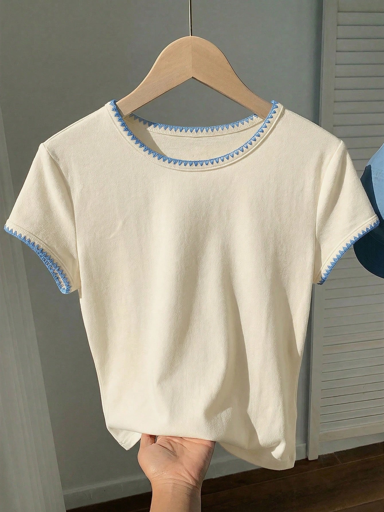 Women's Contrast Trim Round Neck Short Sleeve Casual Versatile T-Shirt shein