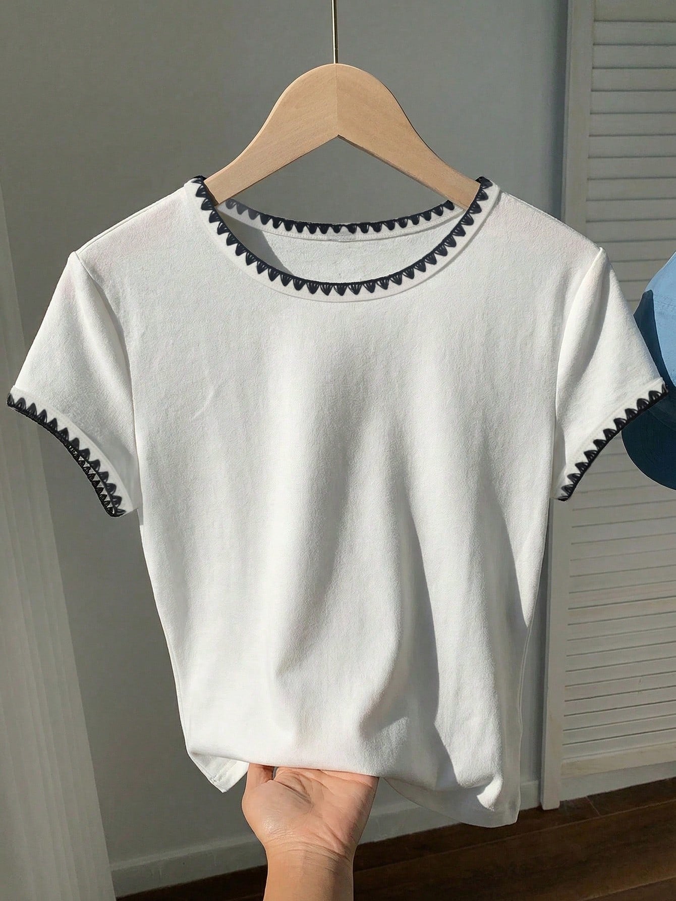 Women's Contrast Trim Round Neck Short Sleeve Casual Versatile T-Shirt shein
