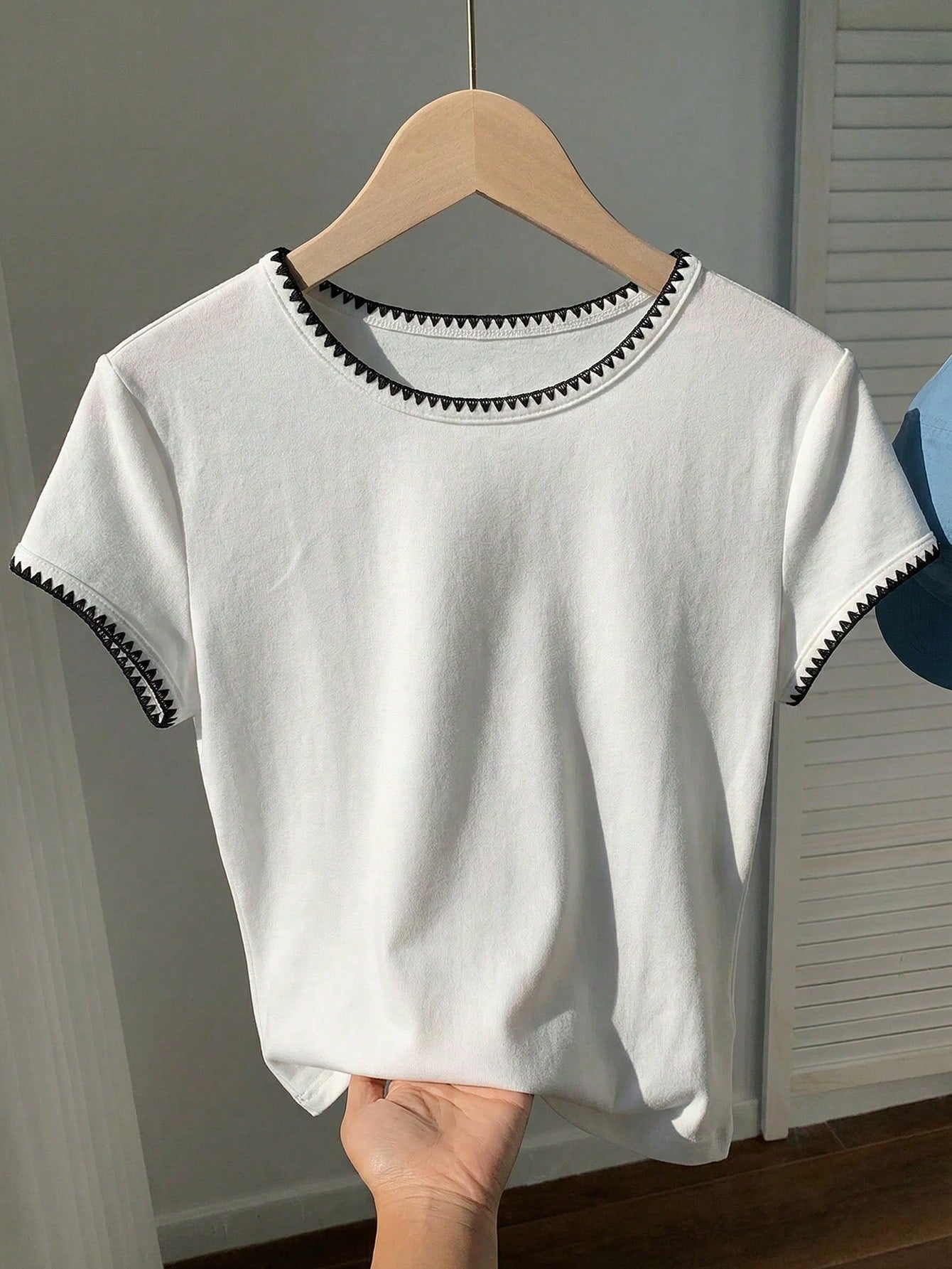 Women's Contrast Trim Round Neck Short Sleeve Casual Versatile T-Shirt shein