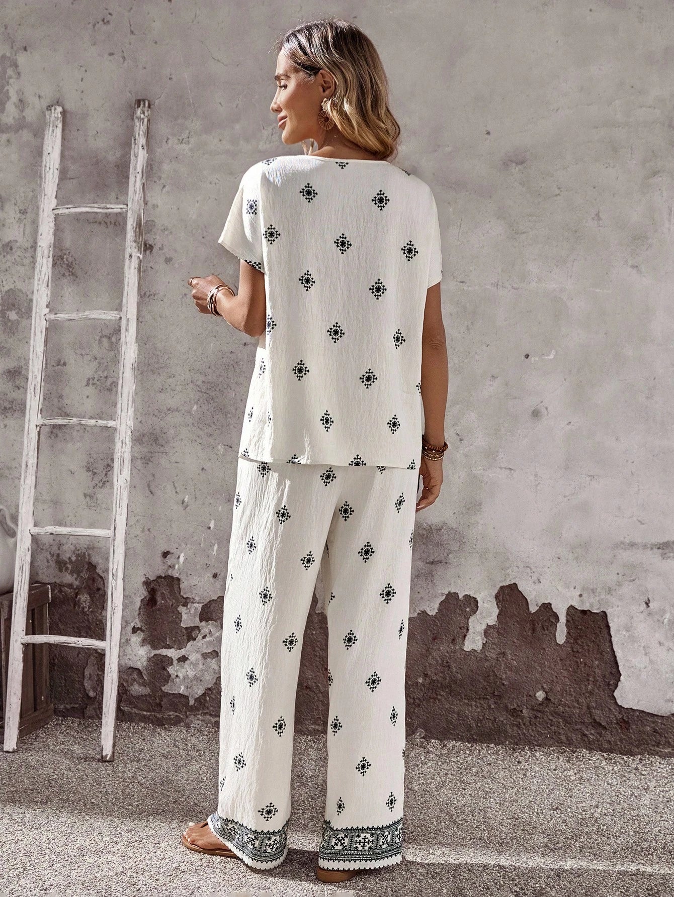 Women Solid Color Round Neck Short Sleeve Top And Flower Print Wide Leg Pants Set shein