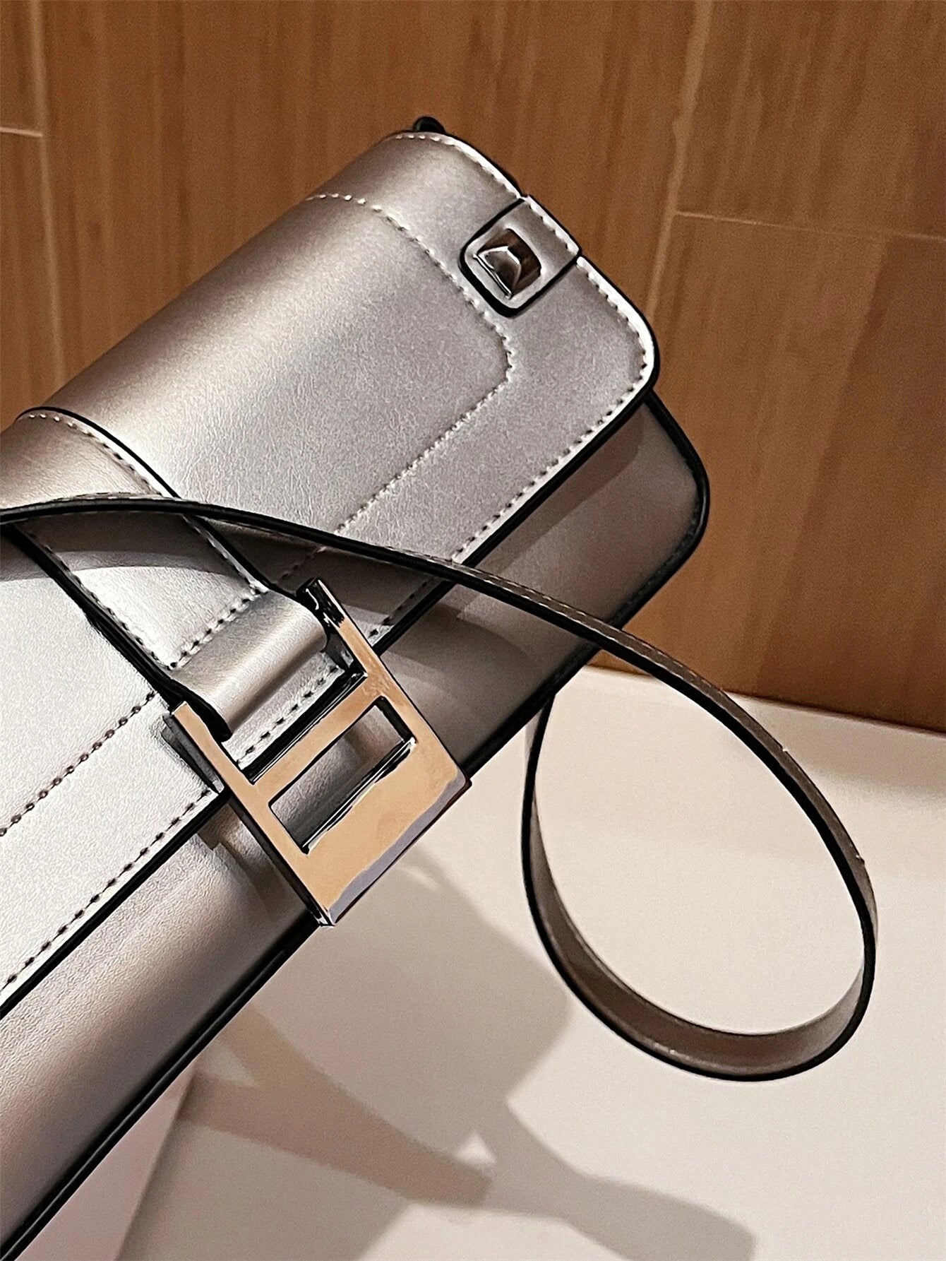 Fashionable Vintage Style Rivet Decor Women's Shoulder Bag shein