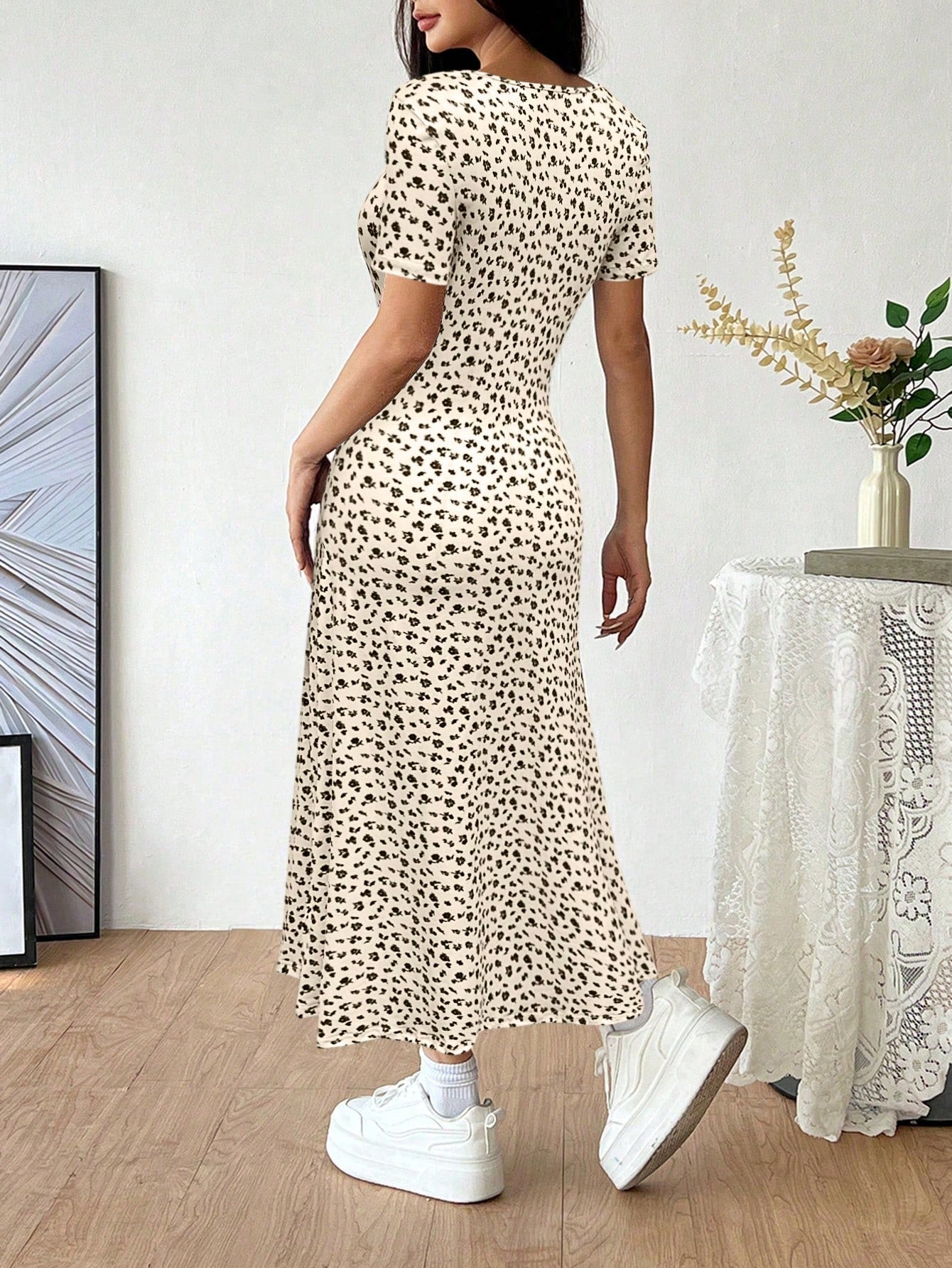 Women's Ditsy Floral Short Sleeve Square Neck Dress shein
