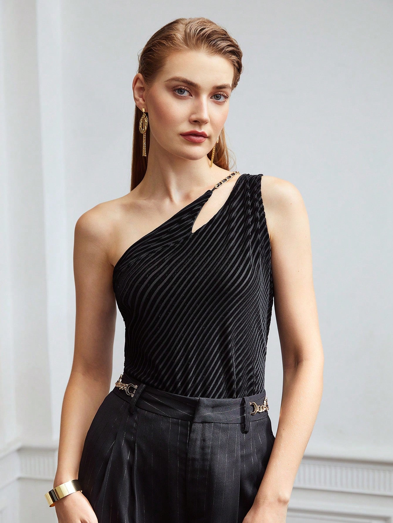 MOTF PREMIUM ASYMMETRICAL VELVET CHAIN TOP shein