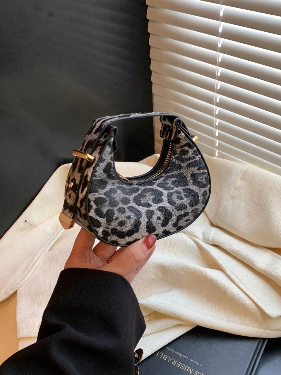 Fashionable High-Quality Lightweight Crescent Shaped Shoulder Bag shein