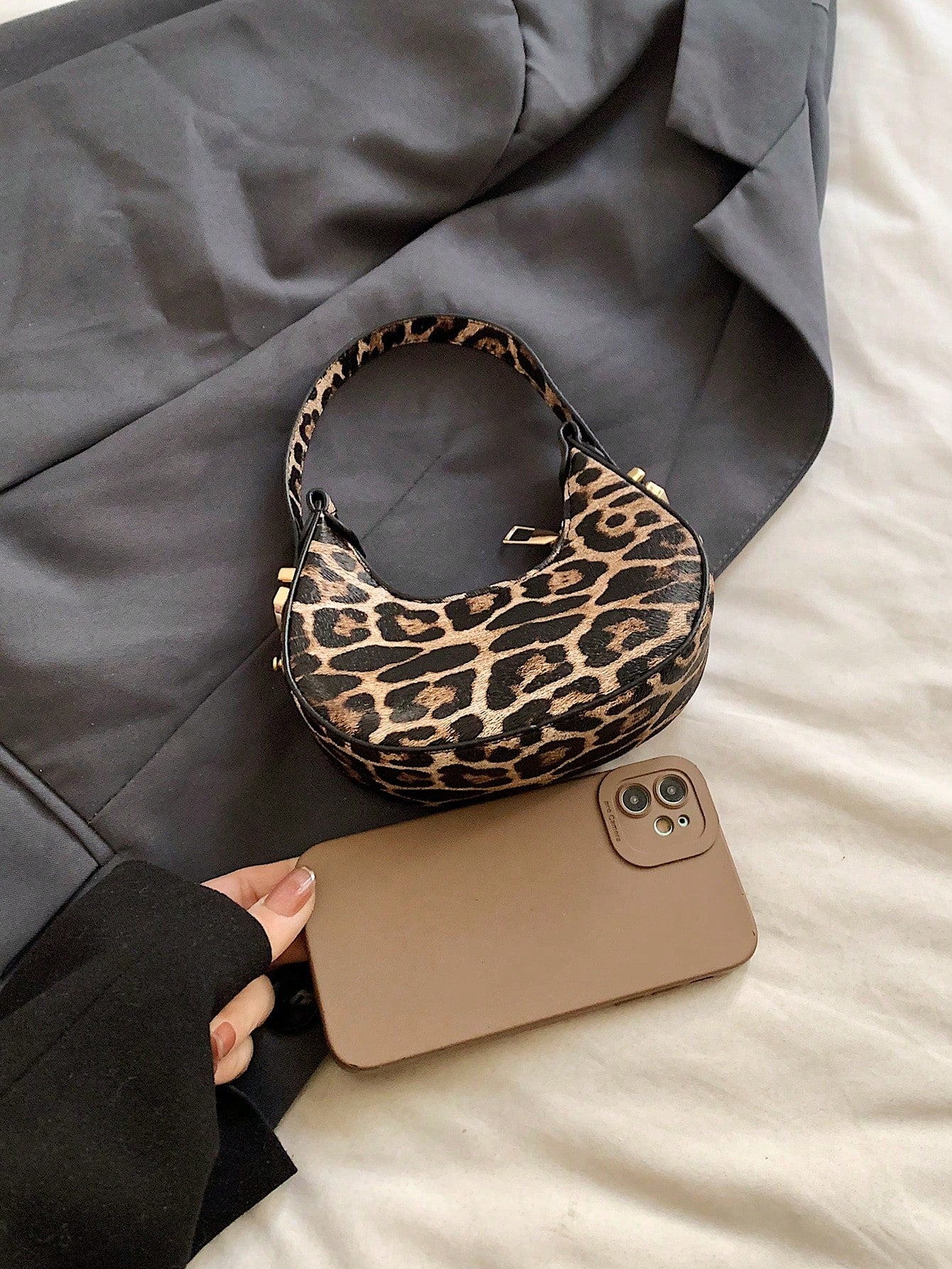 Fashionable High-Quality Lightweight Crescent Shaped Shoulder Bag shein