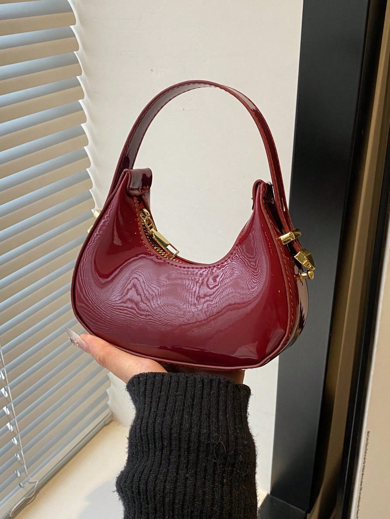 Fashionable High-Quality Lightweight Crescent Shaped Shoulder Bag shein