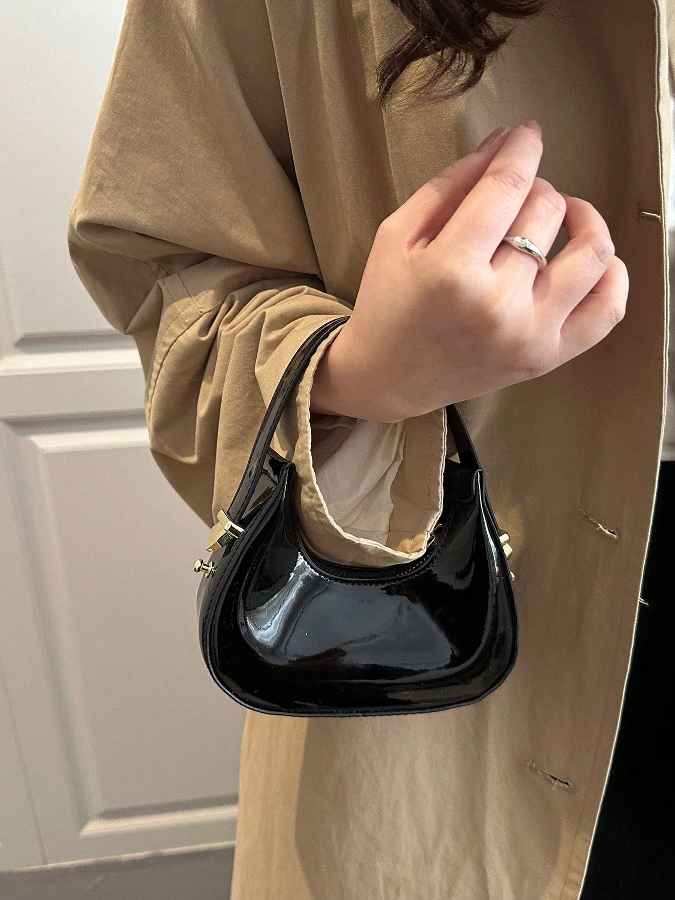 Fashionable High-Quality Lightweight Crescent Shaped Shoulder Bag shein