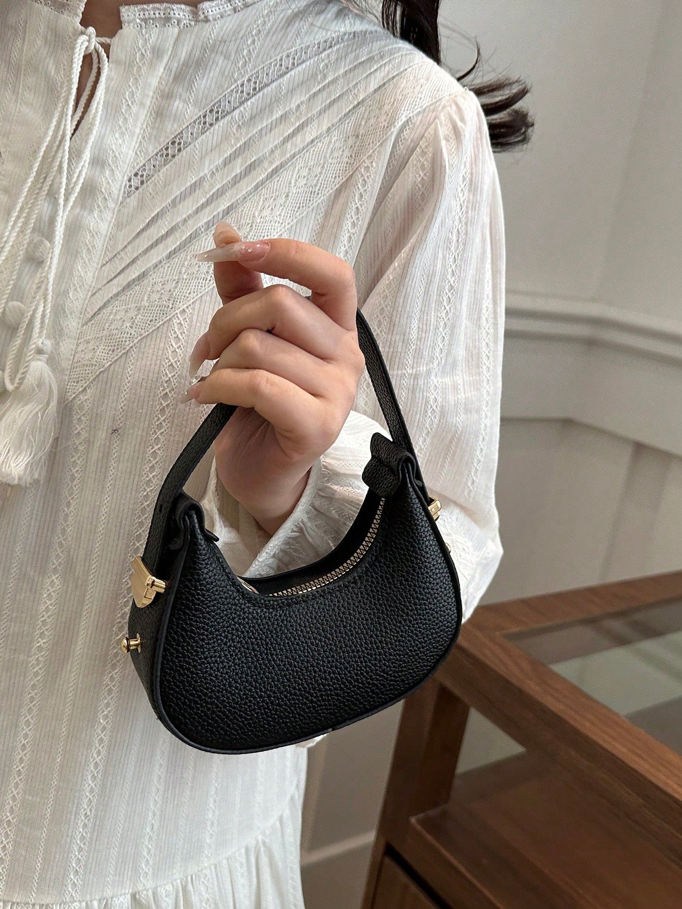 Fashionable High-Quality Lightweight Crescent Shaped Shoulder Bag shein
