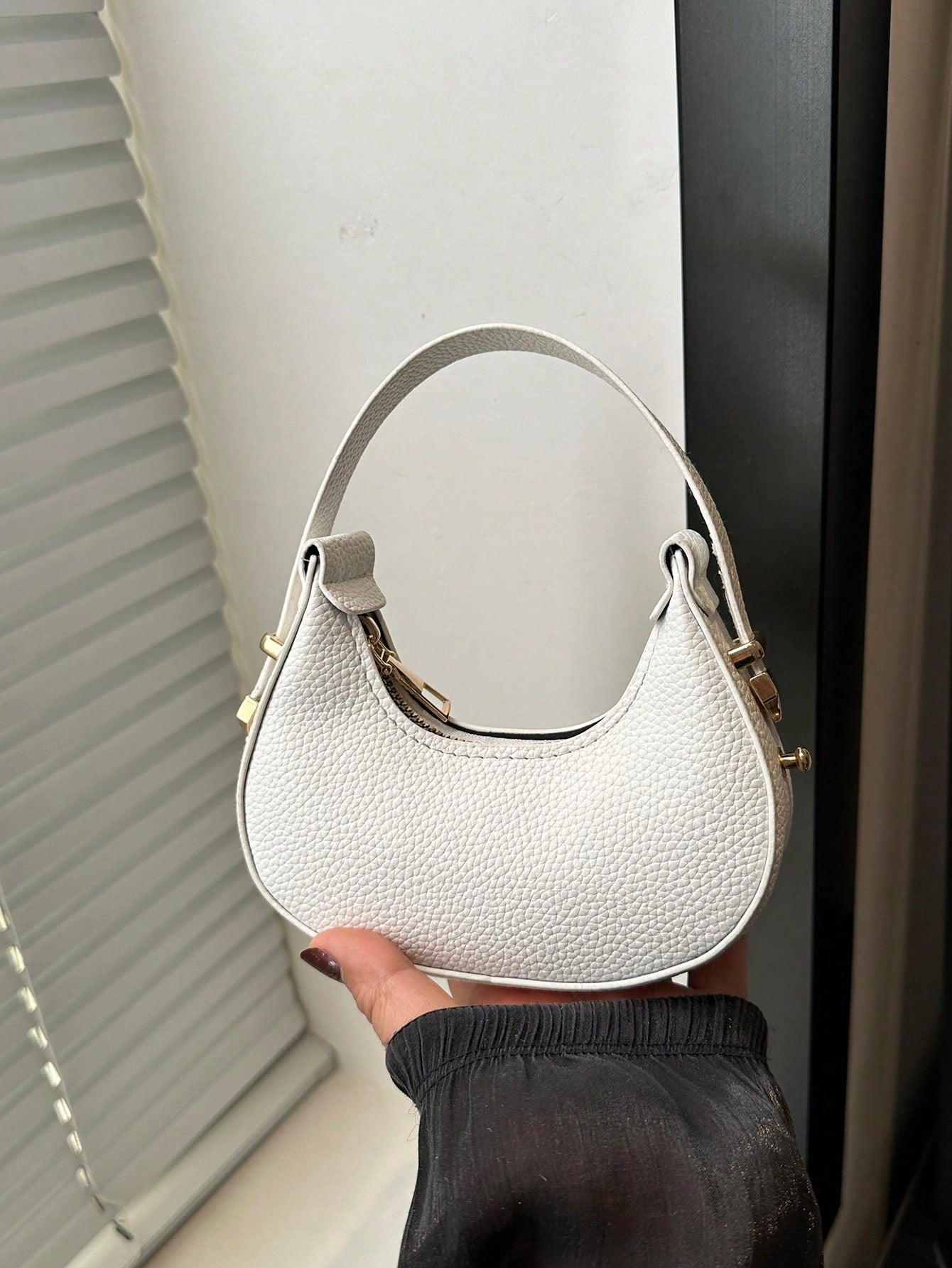 Fashionable High-Quality Lightweight Crescent Shaped Shoulder Bag shein
