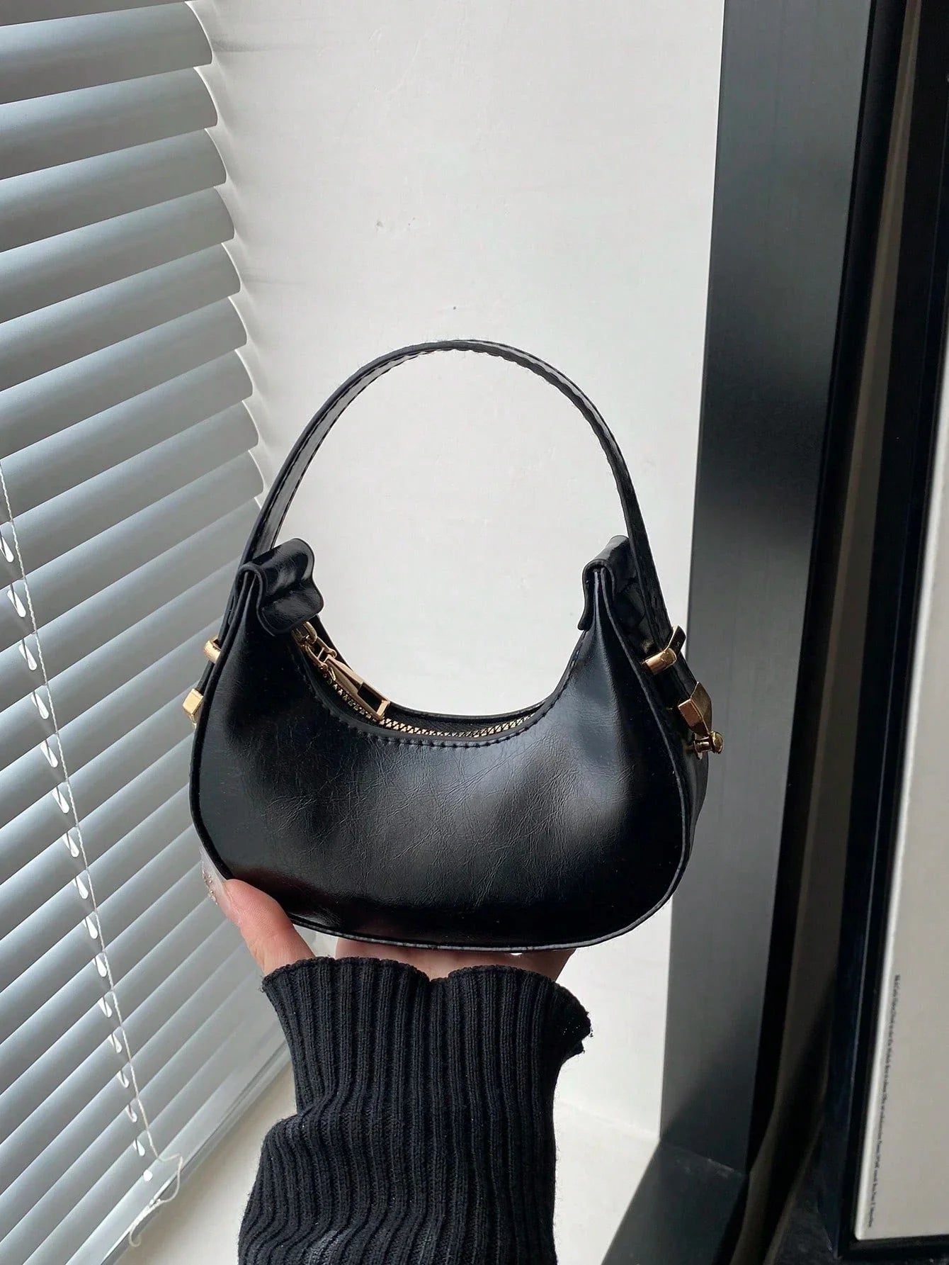 Fashionable High-Quality Lightweight Crescent Shaped Shoulder Bag shein