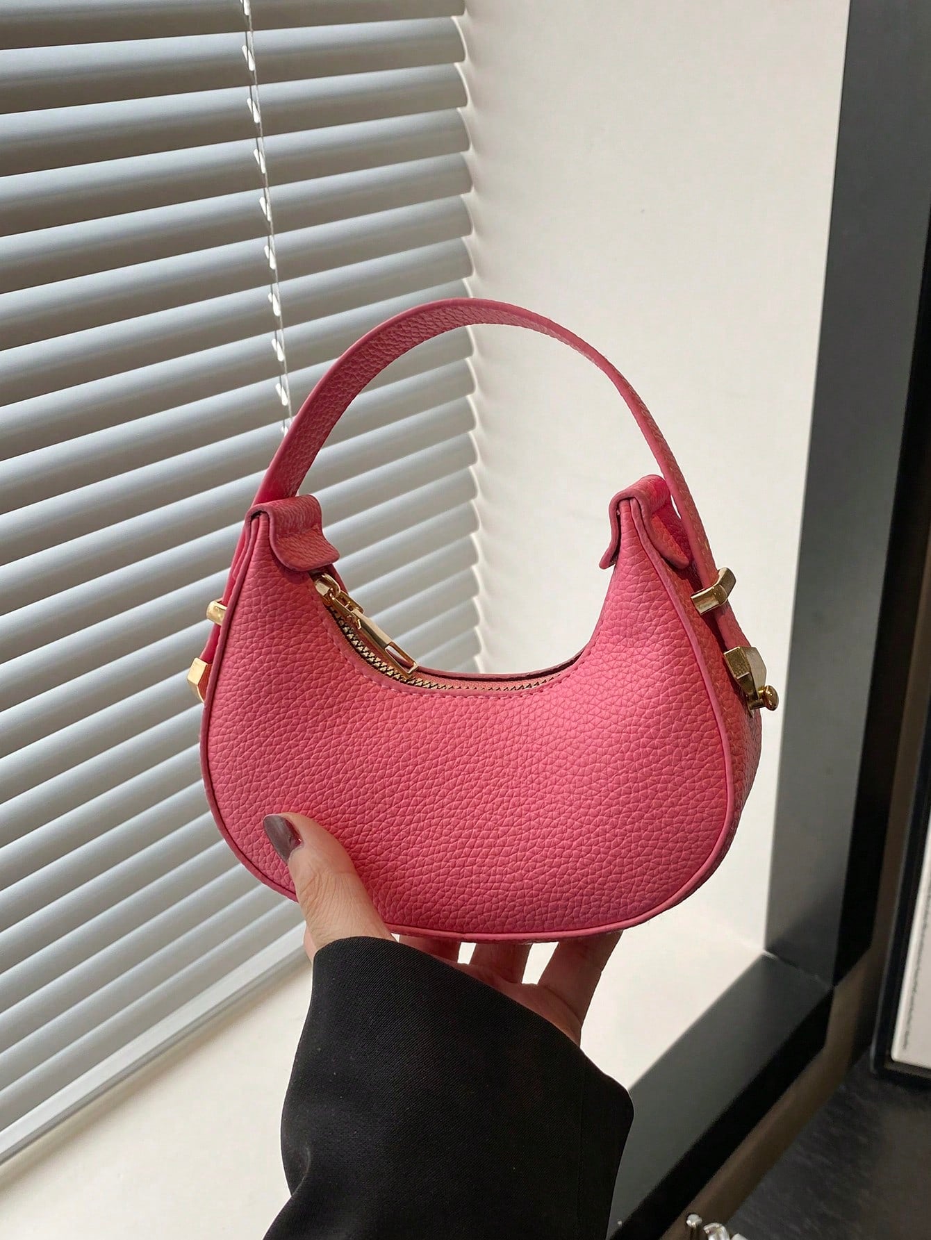 Fashionable High-Quality Lightweight Crescent Shaped Shoulder Bag shein