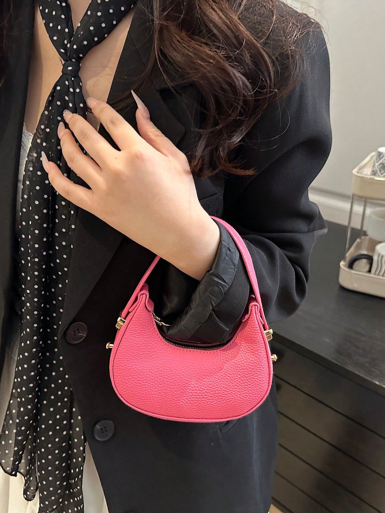 Fashionable High-Quality Lightweight Crescent Shaped Shoulder Bag shein