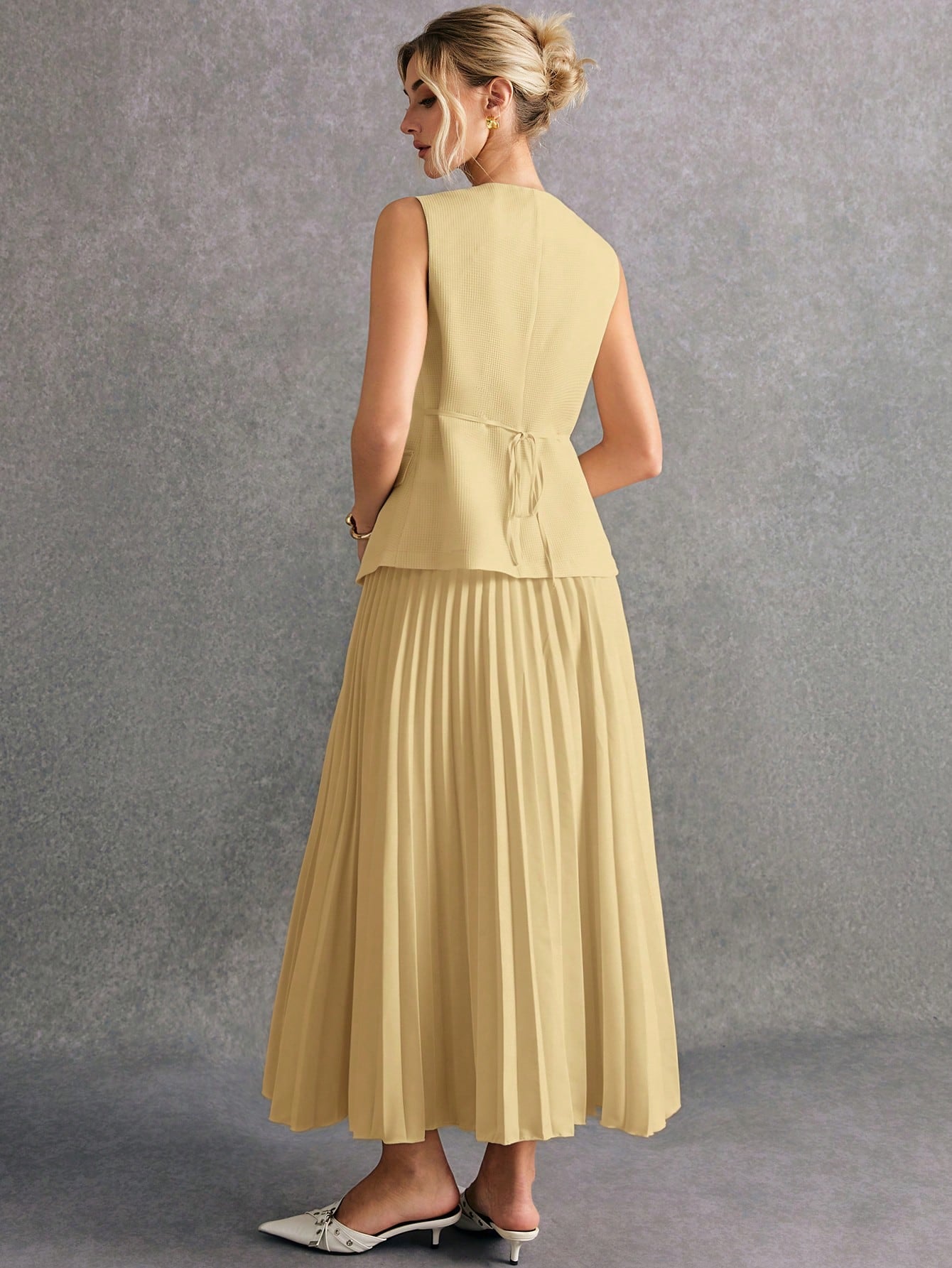 Women Front Button Sleeveless Minimalist Blouse And Mini Skirt Suit shein