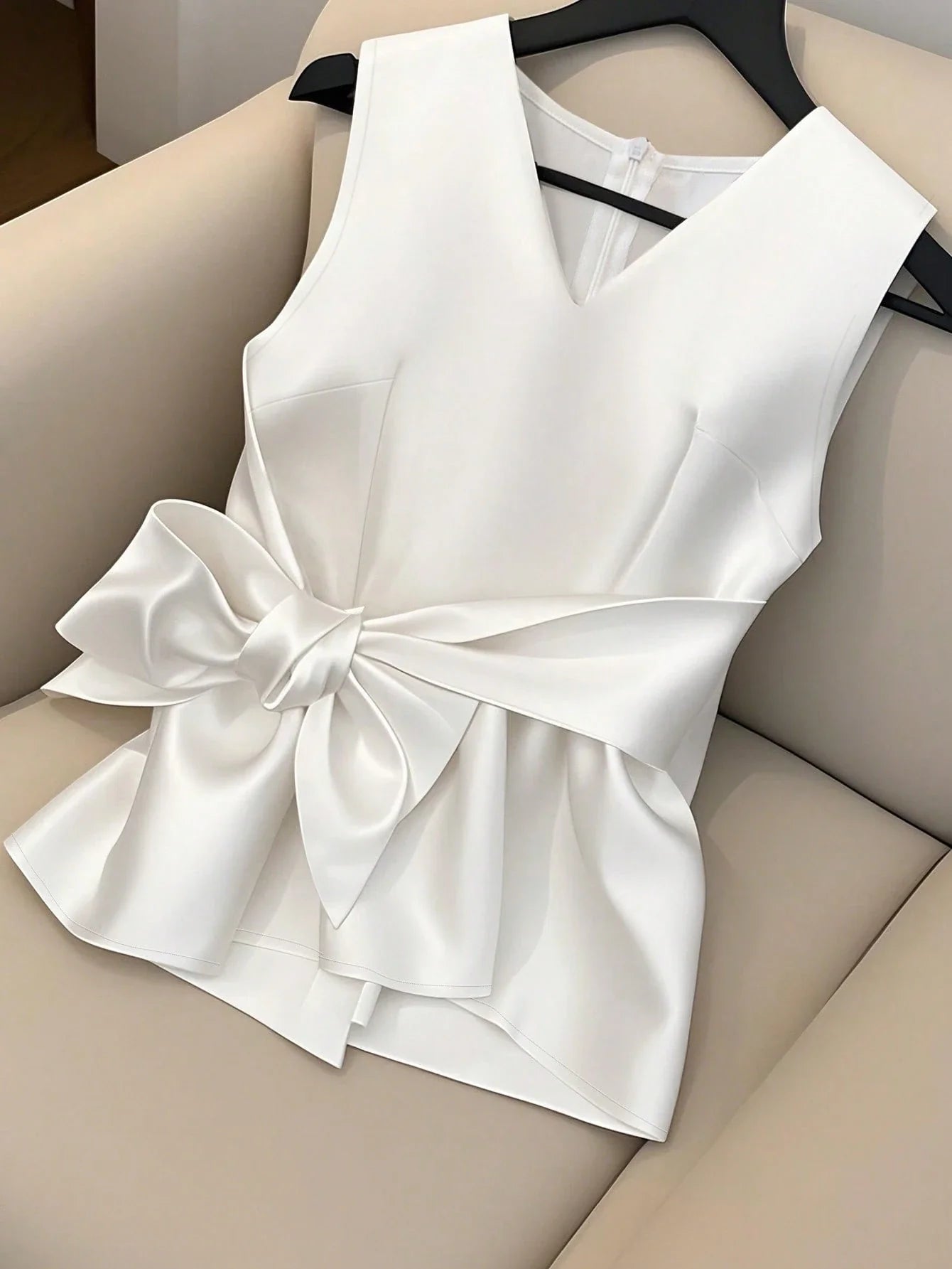 Women's V-Neck Sleeveless Waist Tie Bow Decor Simple Solid Elegant Design Camisole Tank Top shein