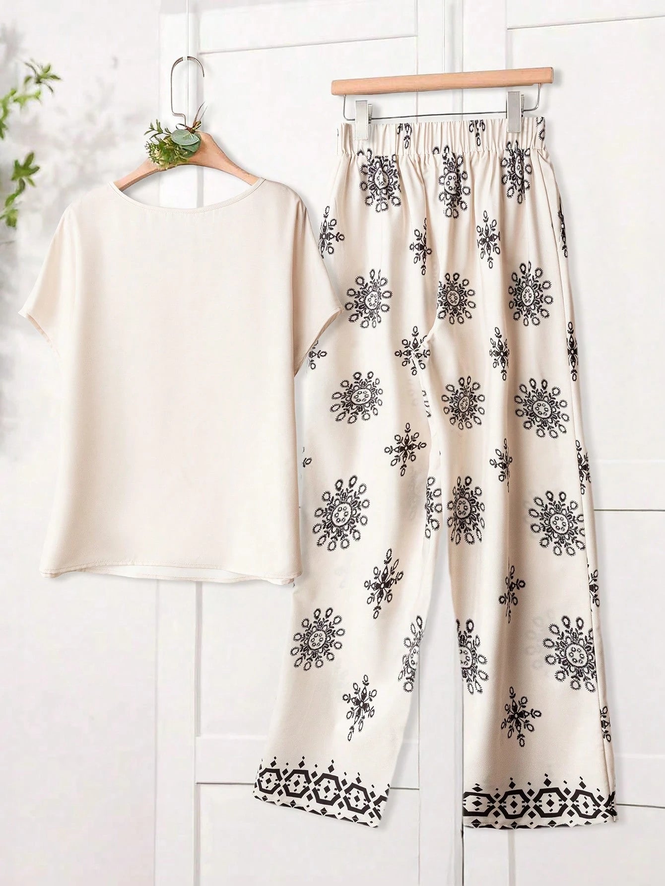 Women Solid Color Round Neck Short Sleeve Top And Flower Print Wide Leg Pants Set shein