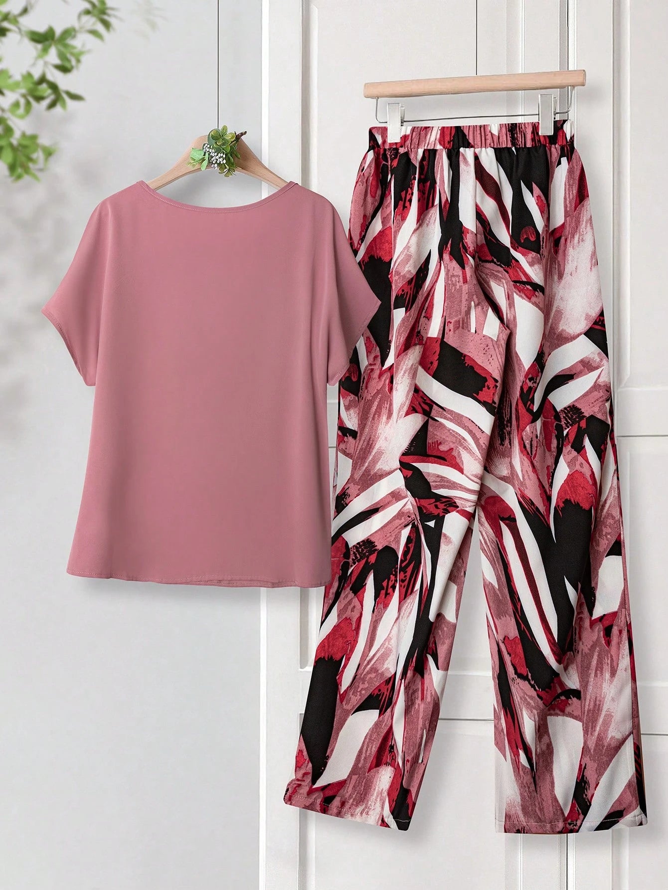 Women Solid Color Round Neck Short Sleeve Top And Flower Print Wide Leg Pants Set shein