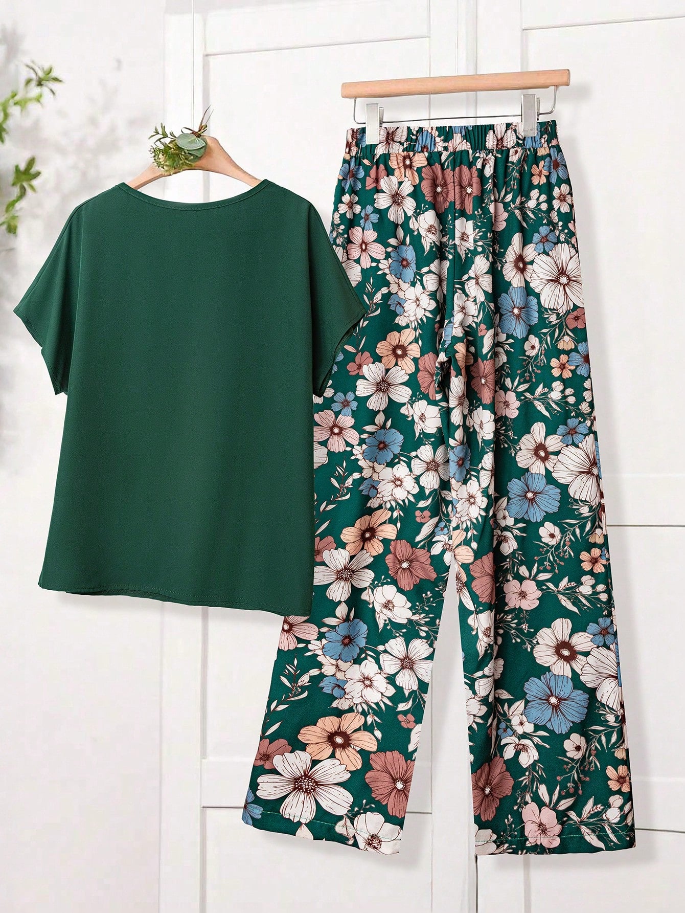 Women Solid Color Round Neck Short Sleeve Top And Flower Print Wide Leg Pants Set shein