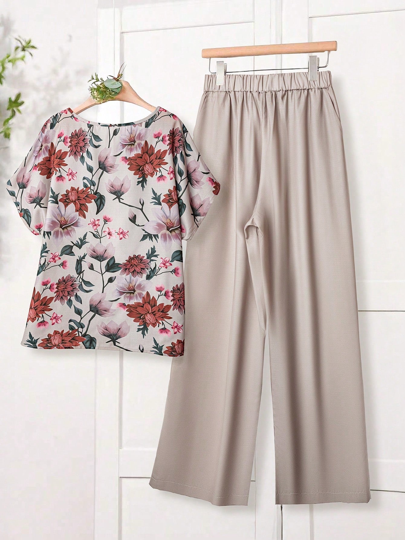 Women Solid Color Round Neck Short Sleeve Top And Flower Print Wide Leg Pants Set shein