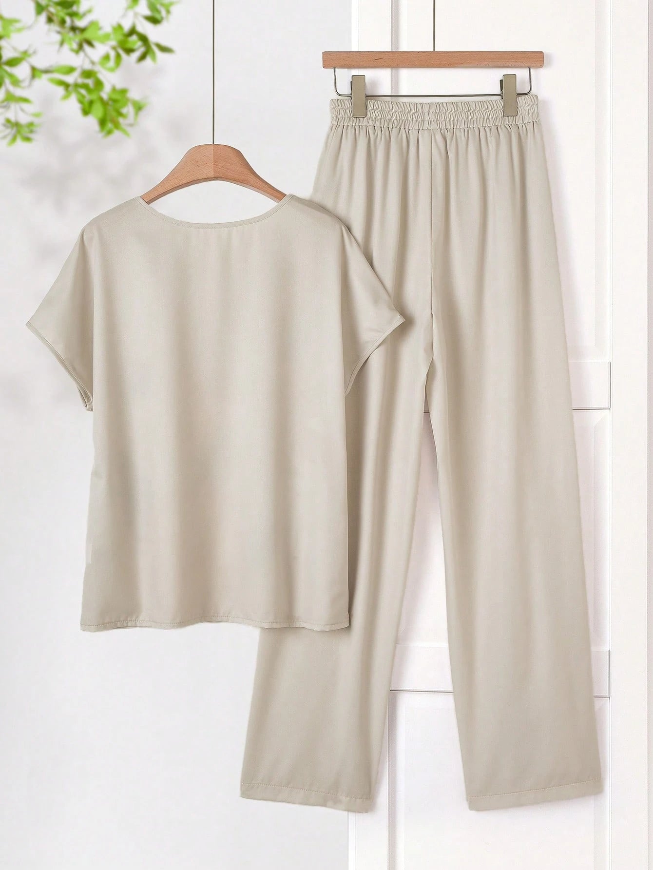 Women Solid Color Round Neck Short Sleeve Top And Flower Print Wide Leg Pants Set shein