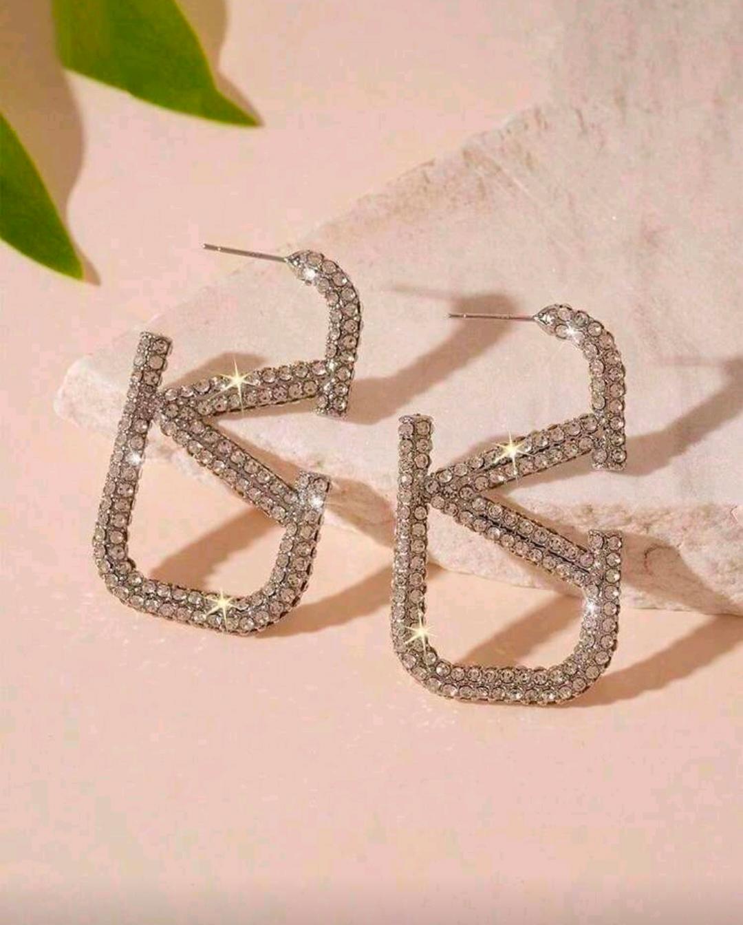 1 Pair Luxury Diamond Encrusted Geometric Letter Stud Earrings shein
