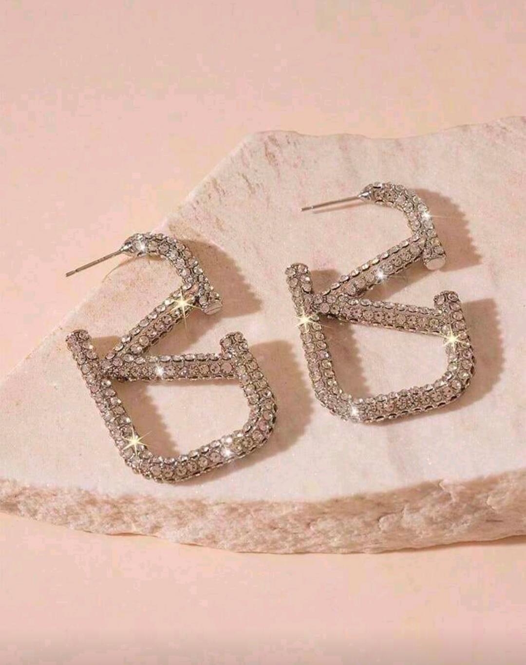 1 Pair Luxury Diamond Encrusted Geometric Letter Stud Earrings shein