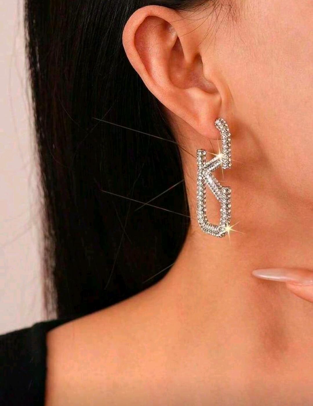 1 Pair Luxury Diamond Encrusted Geometric Letter Stud Earrings shein