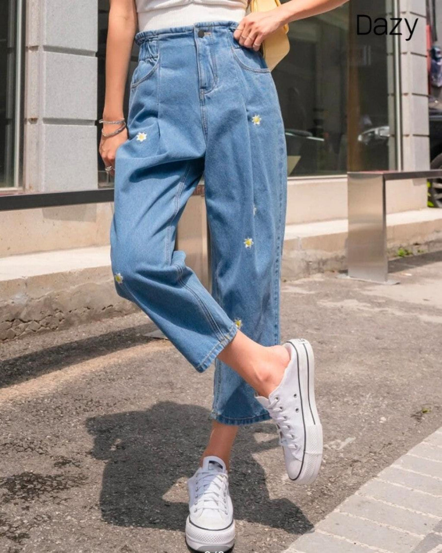 DAZY Floral Embroidery Cropped Mom Fit Jeans Shein