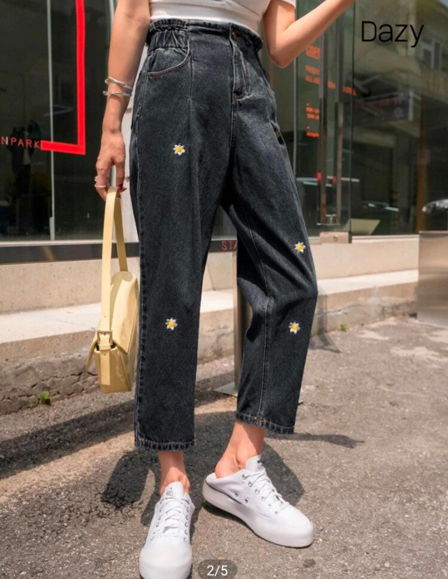 DAZY Floral Embroidery Cropped Mom Fit Jeans Shein