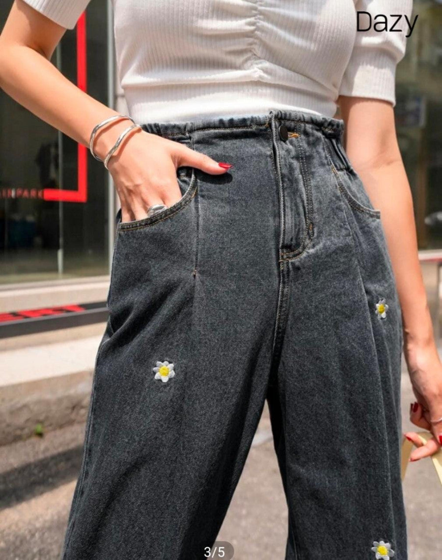 DAZY Floral Embroidery Cropped Mom Fit Jeans Shein